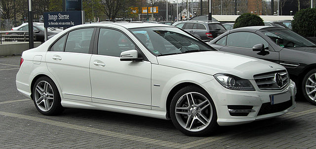 640px-Mercedes-Benz_C_220_CDI_BlueEFFICIENCY_Avantgarde_Sport-Paket_AMG_(W_204,_Facelift)_–_Frontansicht,_26._März_2011,_Düsseldorf