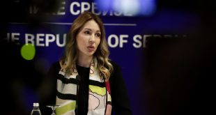 Ministarka rudarstva i energetike Dubravka Đedović Handanović izjavila je da ministarstvo subvencijama za domaćinstva omogućava građanima da smanje rasipanje energije, zamene stare i neefikasne sisteme grejanja, ugrade toplotne pumpe, solarne kolektore i solarne panele, a do kraja sledeće godine očekuje se da će više od 50.000 domaćinstava širom Srbije iskoristiti subvencije, u iznosu od 50 do 65 odsto vrednosti energetske sanacije. Ministarka je navela da je ovaj program značajan vid podrške, vredan 50 miliona evra, i da se realizuje uz podršku Svetske banke i ocenjen je kao jedan od najboljih projekata po efikasnosti i realizaciji te institucije u Evropi i Centralnoj Aziji. Ministarka je, na ministarskom okruglom stolu Globalne alijanse za energetsku efikasnost (GEEA) u Dubaiju, rekla da podsticanje racionalnog korišćenja energije predstavlja brz i isplativ način za smanjenje potrošnje energije, troškova za građane i privredu, kao i emisija štetnih gasova, navodi se u saopštenju Ministarstva rudarstva i energetike. Pored kontinuiranog ulaganja u rehabilitaciju postojećih sistema daljinskog grejanja, inicirani su i novi projekti koji treba da omoguće integraciju geotermalnih tehnologija, toplotnih pumpi i solarnih rešenja u toplanama u 10 gradova u zemlji. ''Realizujemo i jedan od inovativnijih projekata u Evropi, integraciju solarno-termalne elektrane u sistem daljinskog grejanja u gradu Novom Sadu, koji je proglašen za najbolji urbani infrastrukturni projekat u 2024. godine od strane londonskog časopisa EMEA Finance u centralnoj i istočnoj Evropi, u vrednosti od 105 miliona evra. Toplota prikupljena tokom leta skladištiće se i koristiti zimi, u najvećem skladištu toplotne energije na svetu, uz kombinovanje obnovljive solarne energije, energije iz Dunava i viškova električne energije iz elektroenergetskog sistema'', rekla je ministarka. Ona je istakla da su ciljevi Srbije u oblasti energetske efikasnosti definisani nacionalnim strateškim dokumentima u energetici i u skladu su sa zahtevima Energetske zajednice i Evropske unije, kao i da je nova Direktiva o energetskoj efikasnosti, koju je EU usvojila 2023. godine predmet daljeg usklađivanja sa pravilima i pravnim tekovinama EU. ''Ciljevi postavljeni za 2030. godinu teže da ograniče potrošnju primarne i finalne energije, i dovedu do smanjenja energetske intenzivnosti za oko 40 odsto u odnosu na 2020. godinu. Energetsku efikasnost posmatramo kao novi izvor energije, najčistiji, najjeftiniji i najbrže dostupan. Zato će ulaganja u energetsku efikasnost ostati važan prioritet energetske politike Republike Srbije'', poručila je ministarka. Na marginama samita Đedović Handanović se sastala sa ministrom energetike Ujedinjenih Arapskih Emirata Suhailom Muhamedom Al Mazurijem s kojim je razgovarala o daljem produbljivanju saradnje u sektoru energetike.