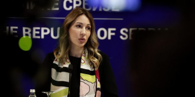 Ministarka rudarstva i energetike Dubravka Đedović Handanović izjavila je da ministarstvo subvencijama za domaćinstva omogućava građanima da smanje rasipanje energije, zamene stare i neefikasne sisteme grejanja, ugrade toplotne pumpe, solarne kolektore i solarne panele, a do kraja sledeće godine očekuje se da će više od 50.000 domaćinstava širom Srbije iskoristiti subvencije, u iznosu od 50 do 65 odsto vrednosti energetske sanacije. Ministarka je navela da je ovaj program značajan vid podrške, vredan 50 miliona evra, i da se realizuje uz podršku Svetske banke i ocenjen je kao jedan od najboljih projekata po efikasnosti i realizaciji te institucije u Evropi i Centralnoj Aziji. Ministarka je, na ministarskom okruglom stolu Globalne alijanse za energetsku efikasnost (GEEA) u Dubaiju, rekla da podsticanje racionalnog korišćenja energije predstavlja brz i isplativ način za smanjenje potrošnje energije, troškova za građane i privredu, kao i emisija štetnih gasova, navodi se u saopštenju Ministarstva rudarstva i energetike. Pored kontinuiranog ulaganja u rehabilitaciju postojećih sistema daljinskog grejanja, inicirani su i novi projekti koji treba da omoguće integraciju geotermalnih tehnologija, toplotnih pumpi i solarnih rešenja u toplanama u 10 gradova u zemlji. ''Realizujemo i jedan od inovativnijih projekata u Evropi, integraciju solarno-termalne elektrane u sistem daljinskog grejanja u gradu Novom Sadu, koji je proglašen za najbolji urbani infrastrukturni projekat u 2024. godine od strane londonskog časopisa EMEA Finance u centralnoj i istočnoj Evropi, u vrednosti od 105 miliona evra. Toplota prikupljena tokom leta skladištiće se i koristiti zimi, u najvećem skladištu toplotne energije na svetu, uz kombinovanje obnovljive solarne energije, energije iz Dunava i viškova električne energije iz elektroenergetskog sistema'', rekla je ministarka. Ona je istakla da su ciljevi Srbije u oblasti energetske efikasnosti definisani nacionalnim strateškim dokumentima u energetici i u skladu su sa zahtevima Energetske zajednice i Evropske unije, kao i da je nova Direktiva o energetskoj efikasnosti, koju je EU usvojila 2023. godine predmet daljeg usklađivanja sa pravilima i pravnim tekovinama EU. ''Ciljevi postavljeni za 2030. godinu teže da ograniče potrošnju primarne i finalne energije, i dovedu do smanjenja energetske intenzivnosti za oko 40 odsto u odnosu na 2020. godinu. Energetsku efikasnost posmatramo kao novi izvor energije, najčistiji, najjeftiniji i najbrže dostupan. Zato će ulaganja u energetsku efikasnost ostati važan prioritet energetske politike Republike Srbije'', poručila je ministarka. Na marginama samita Đedović Handanović se sastala sa ministrom energetike Ujedinjenih Arapskih Emirata Suhailom Muhamedom Al Mazurijem s kojim je razgovarala o daljem produbljivanju saradnje u sektoru energetike.